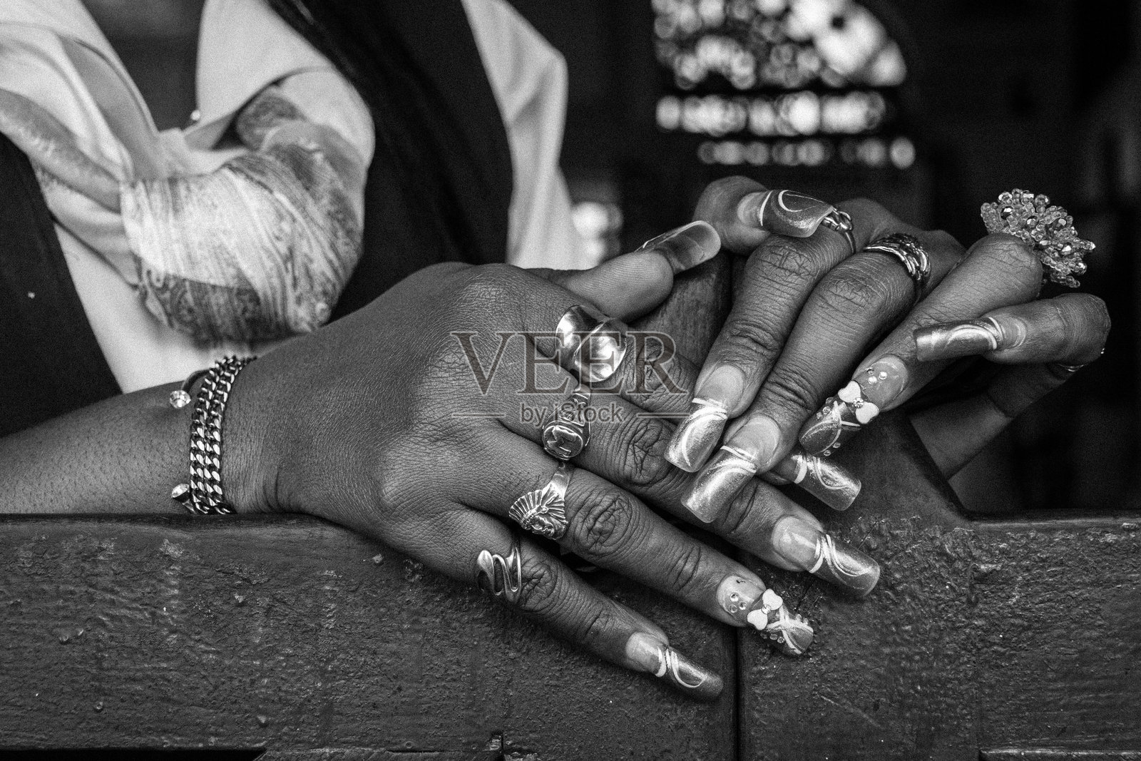 古巴，哈瓦那。老哈瓦那，哈瓦那旧城，街头小贩，指甲，装饰华丽。照片摄影图片