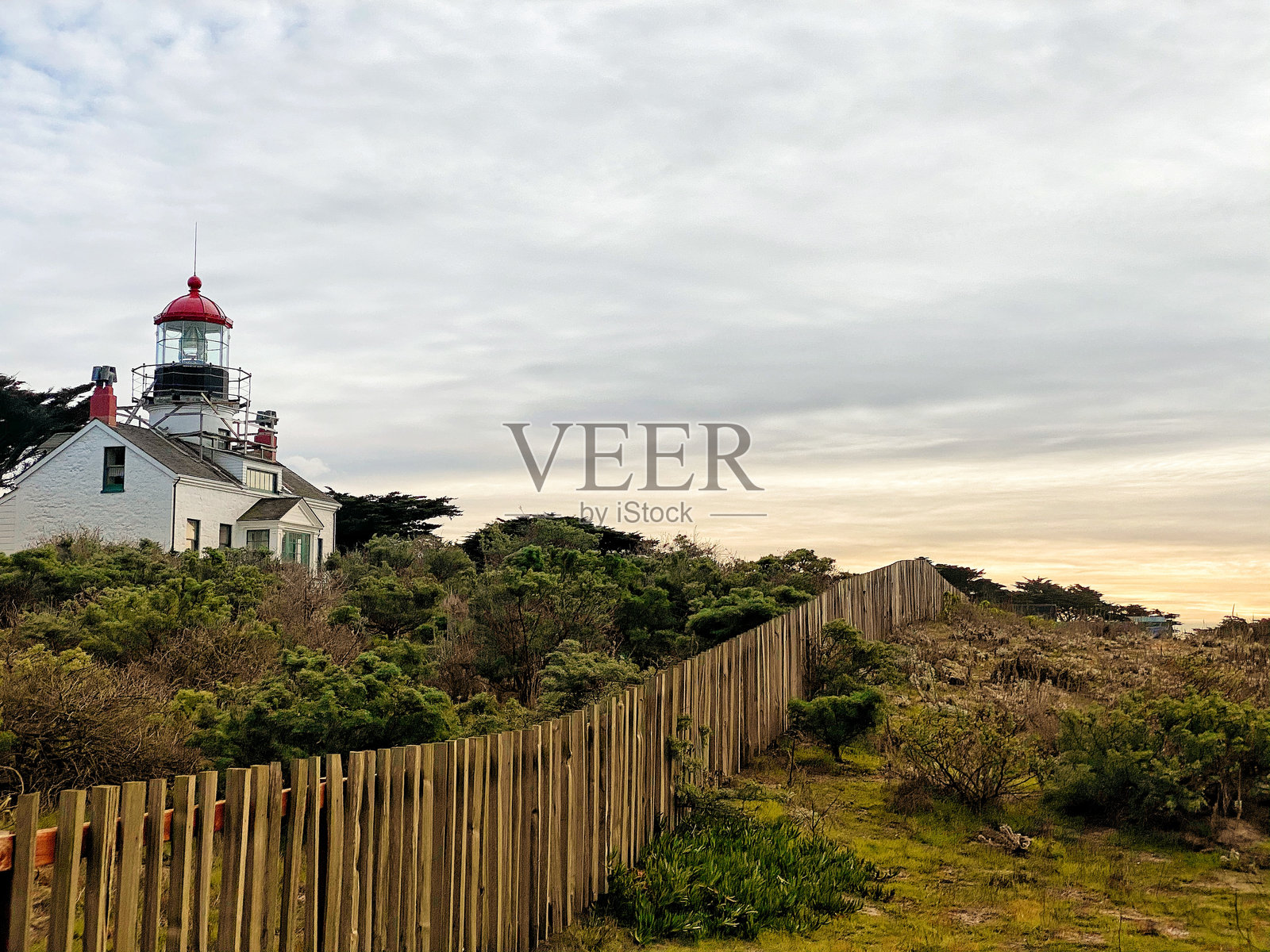 灯塔与田野在天空下的美丽景色照片摄影图片