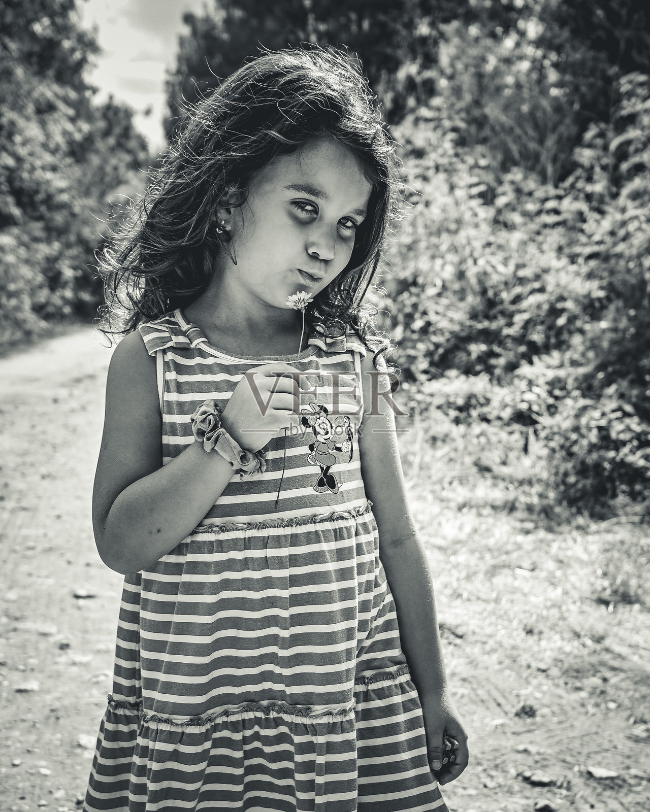 年轻女性在田野上站立的肖像照片摄影图片