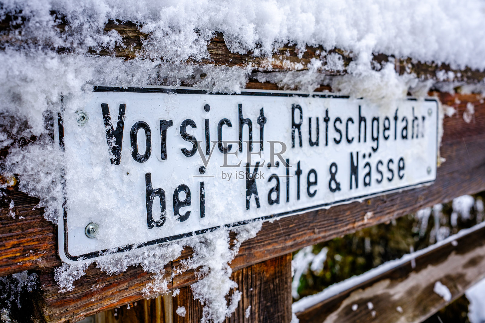 德国的湿滑警告标志照片摄影图片