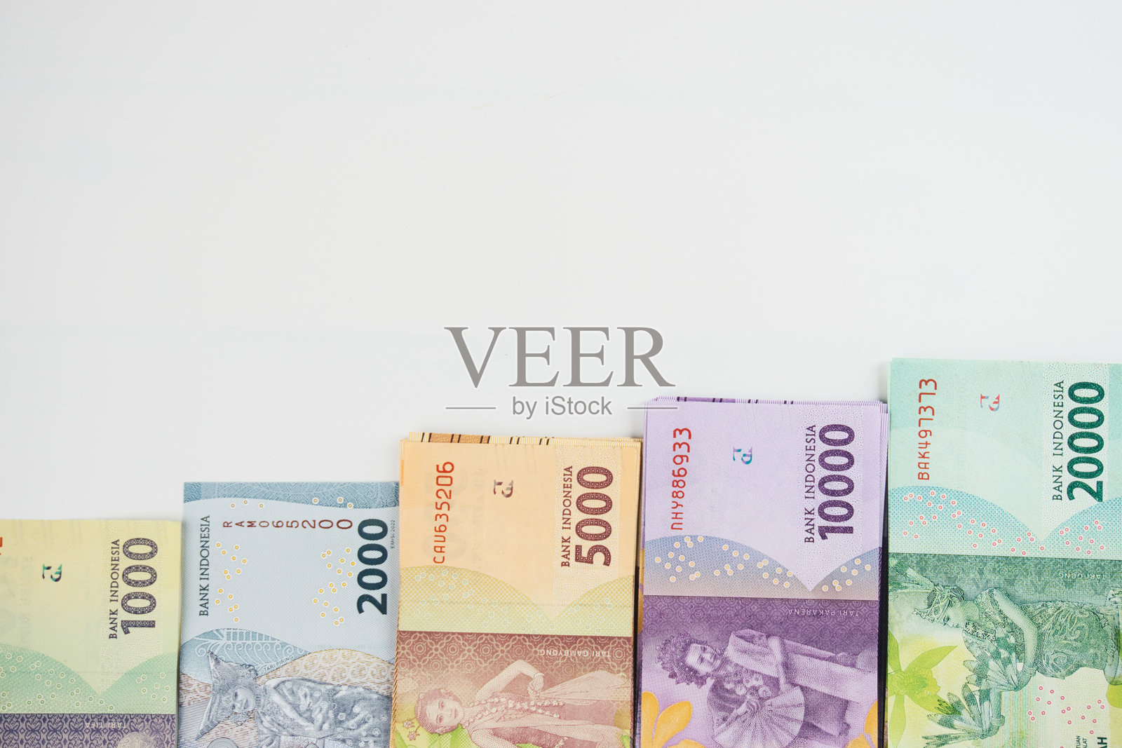 按面值递增排列的多彩印尼卢比纸币照片摄影图片