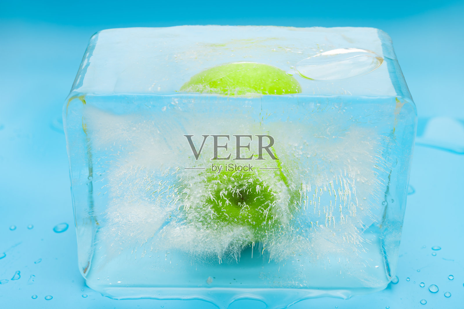 冰块中的绿色苹果照片摄影图片