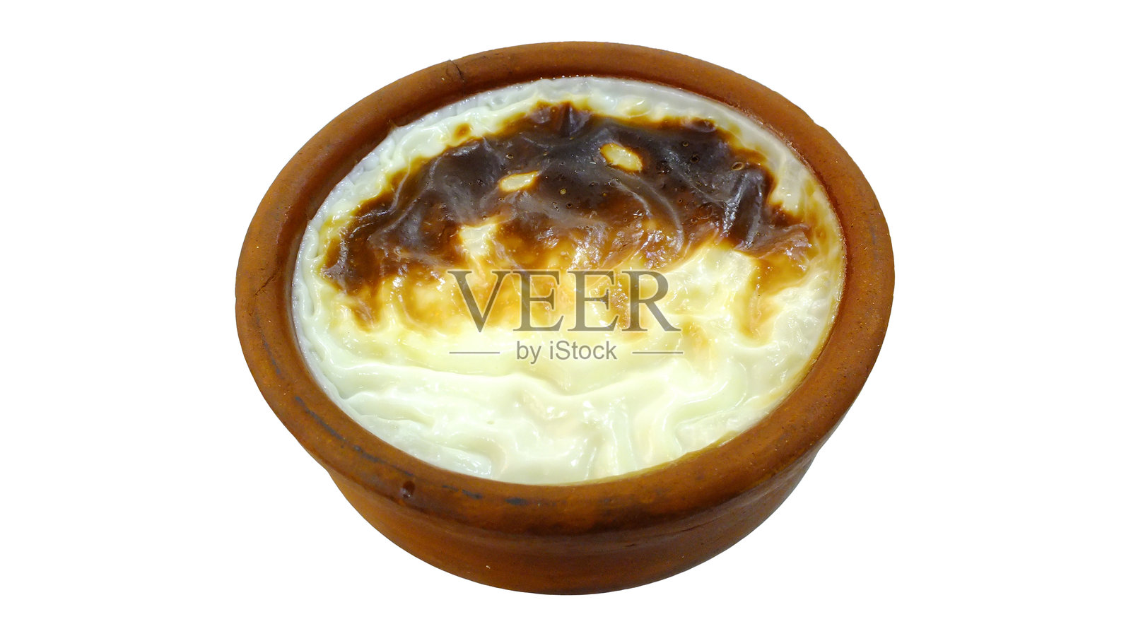 土耳其甜点Sutlac，也称为Firin Sutlac，孤立在白色背景上。烤制的米布丁装在陶罐中。照片摄影图片