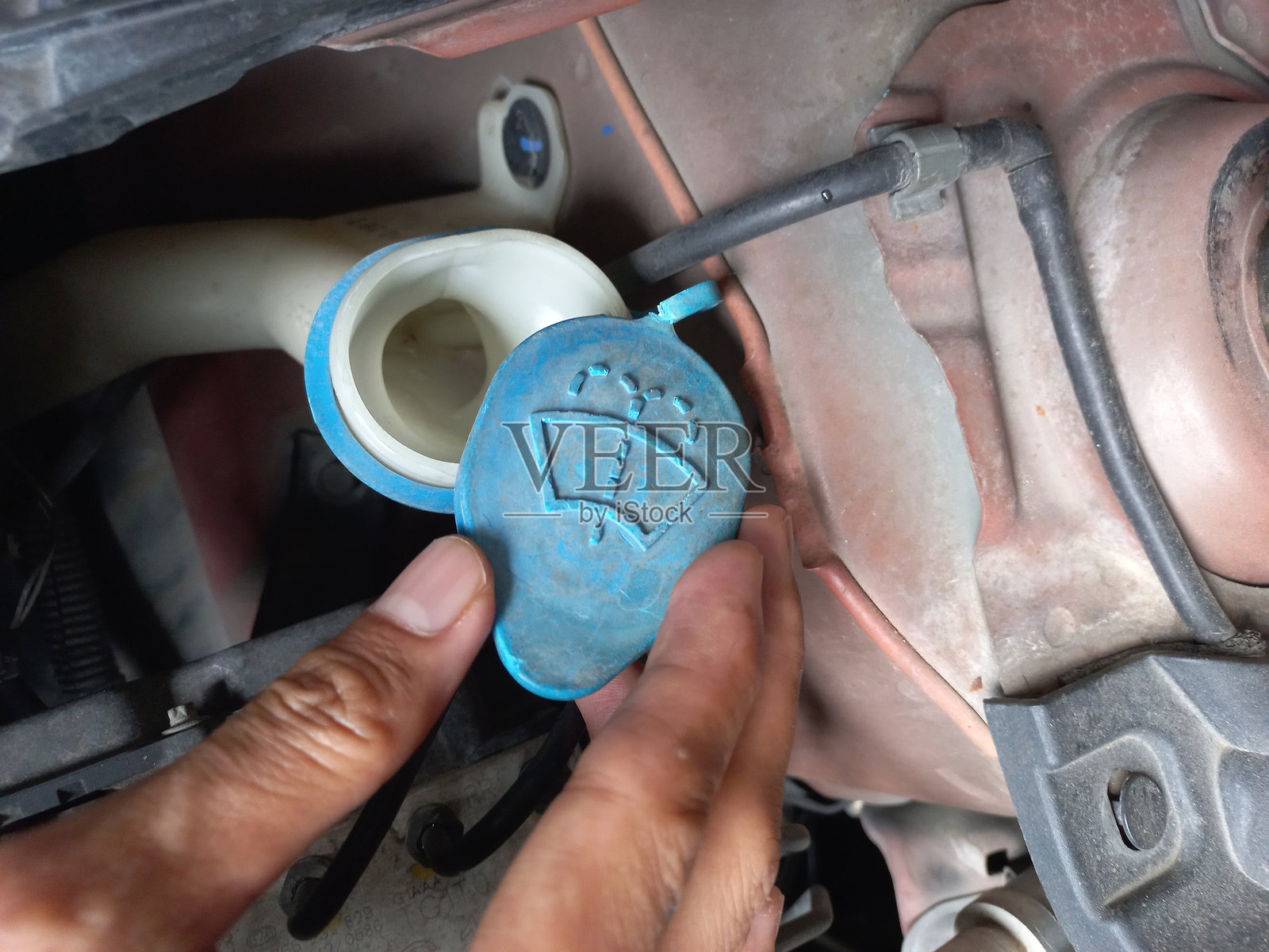 给汽车添加夏季挡风玻璃雨刷液照片摄影图片