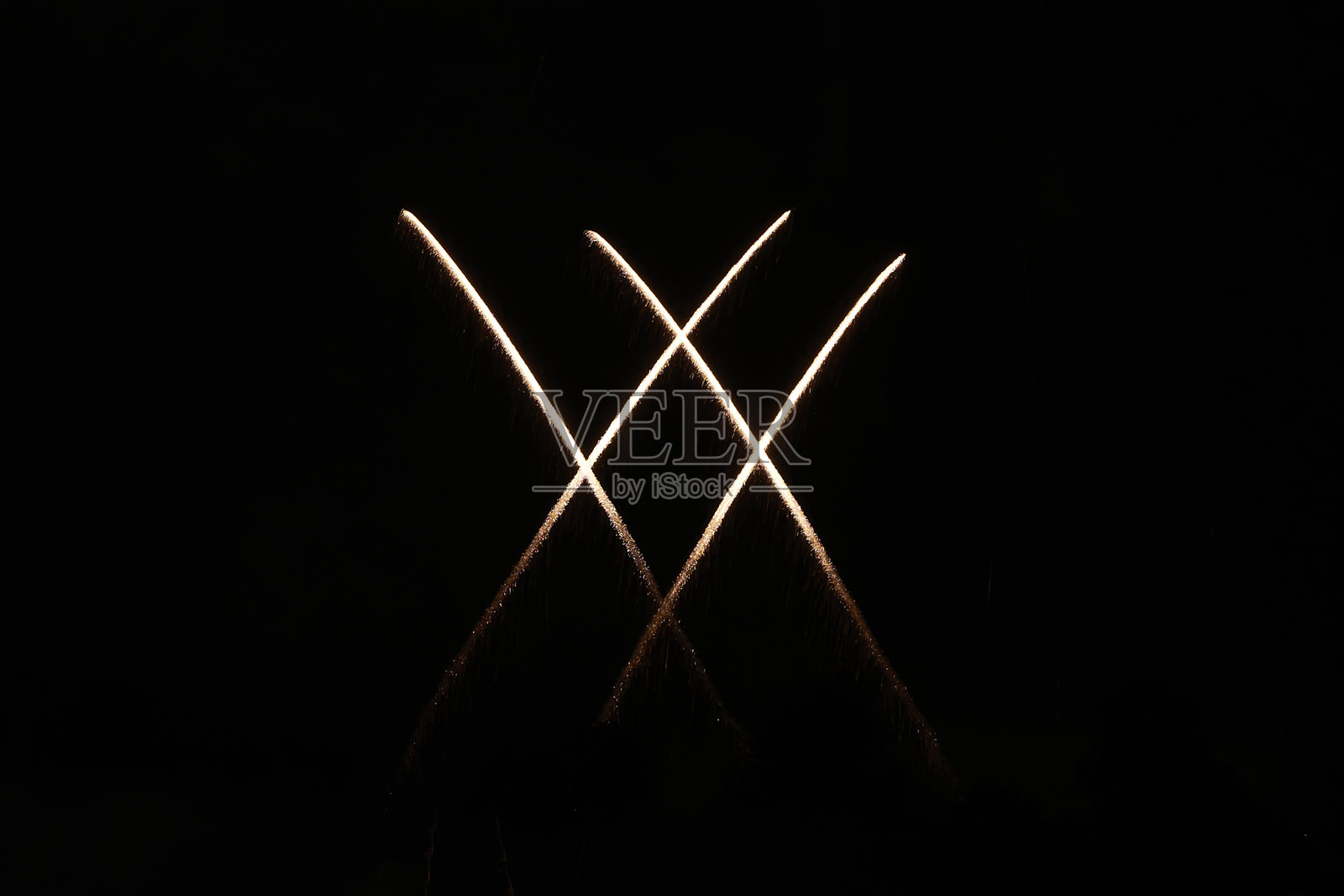 四根香交叉在黑色背景上，映射出有趣的反射在光滑的表面上，营造出宁静而简约的场景。照片摄影图片