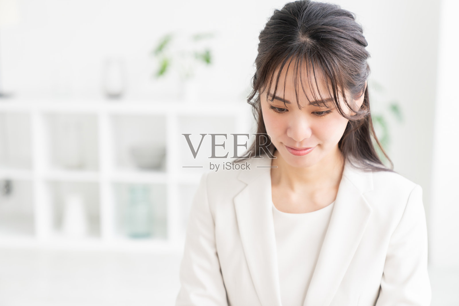 年轻迷人的亚洲女商人照片摄影图片