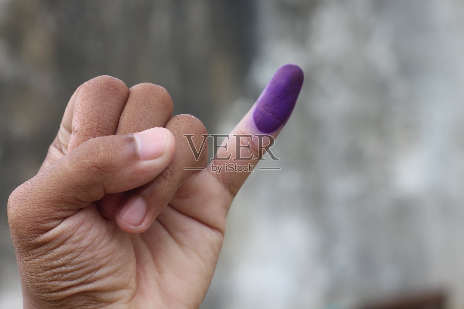 男子在印度尼西亚总统选举后竖起小指。照片摄影图片