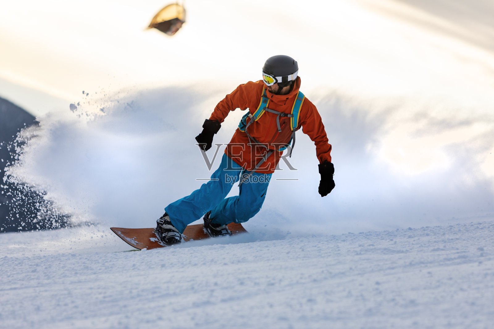中年男性在山上滑雪板照片摄影图片