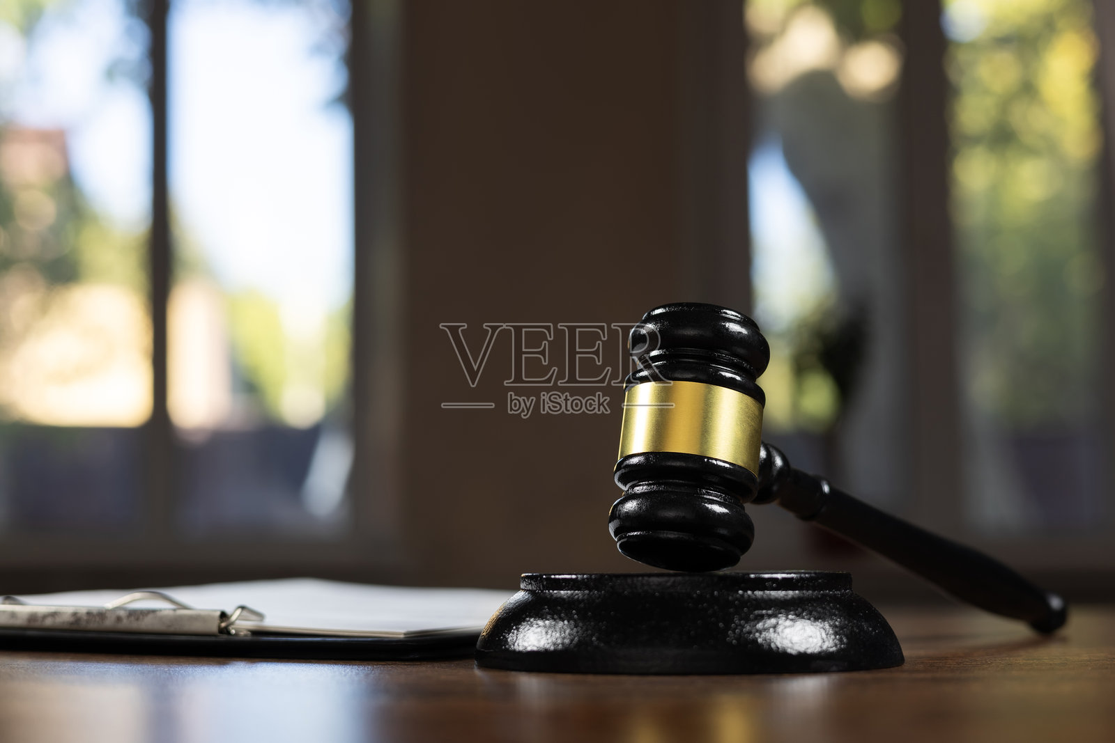 法官或律师的法槌在法庭上。拍卖槌放在桌子上。法律主题。法官对人们的判决主题。照片摄影图片