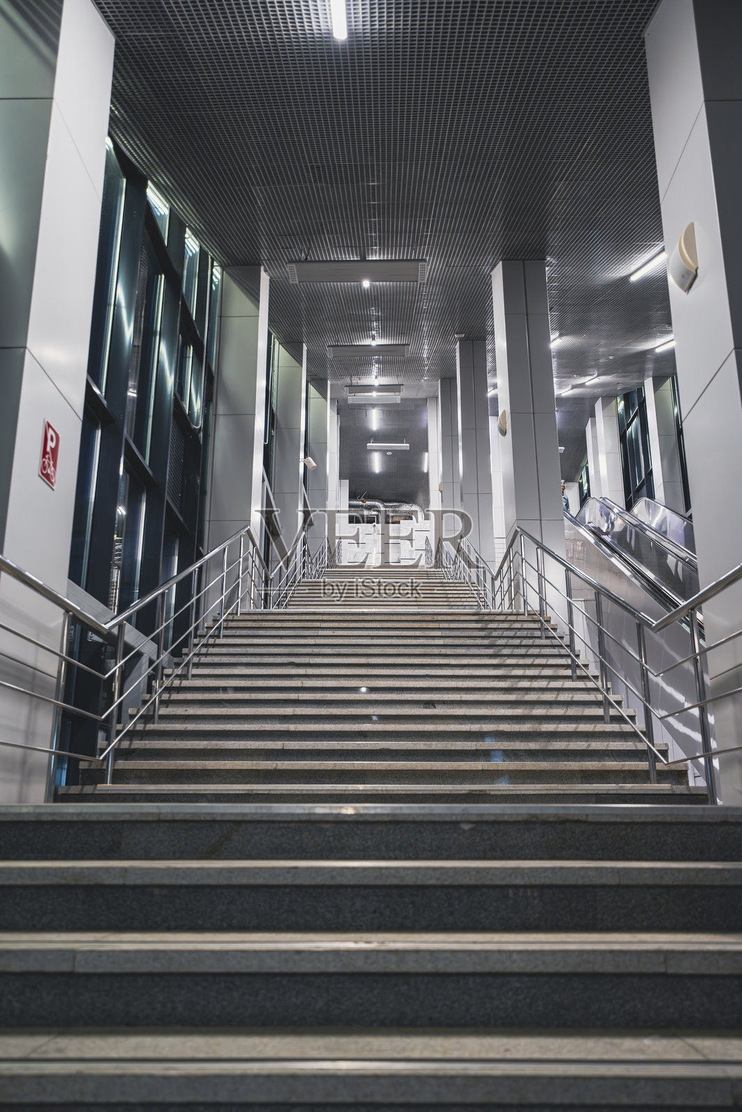 现代室内楼梯，配有金属扶手和明亮的照明照片摄影图片