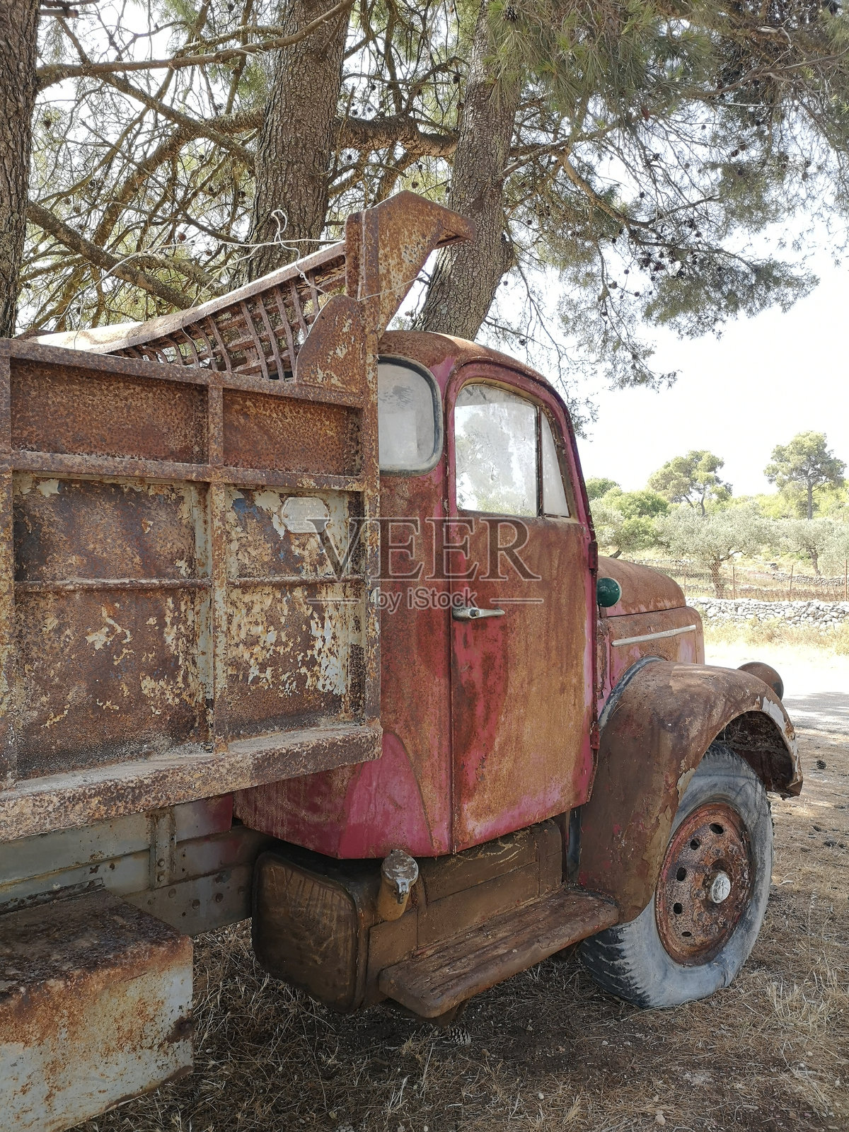一辆老旧生锈的卡车从后方斜视的部分。照片摄影图片