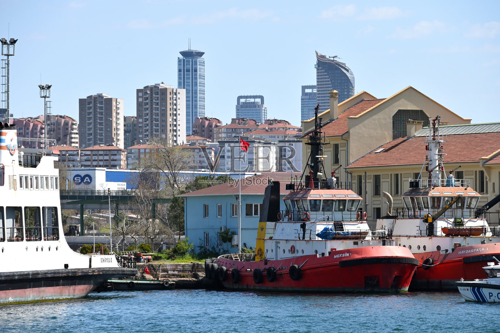 伊斯坦布尔博斯普鲁斯海峡上的船只照片摄影图片