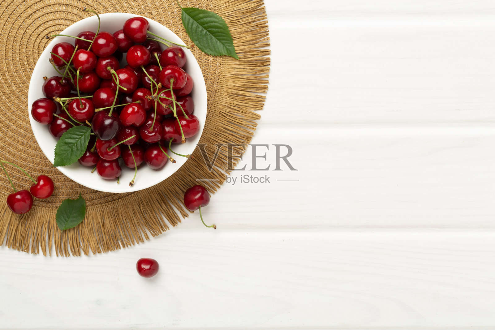 新鲜樱桃放在木质背景的碗中，俯视图照片摄影图片