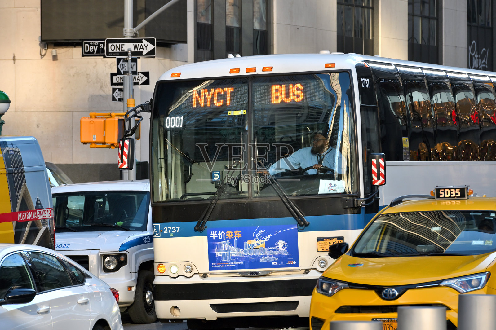 纽约市曼哈顿街道上的公共交通照片摄影图片