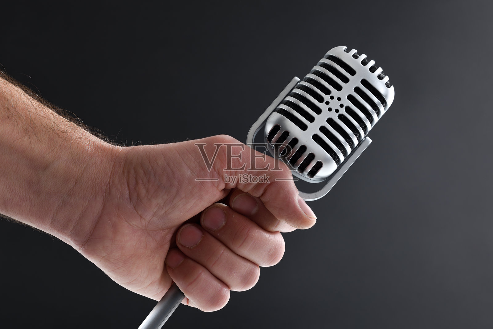 经典音乐声乐表演概念，手握复古麦克风照片摄影图片