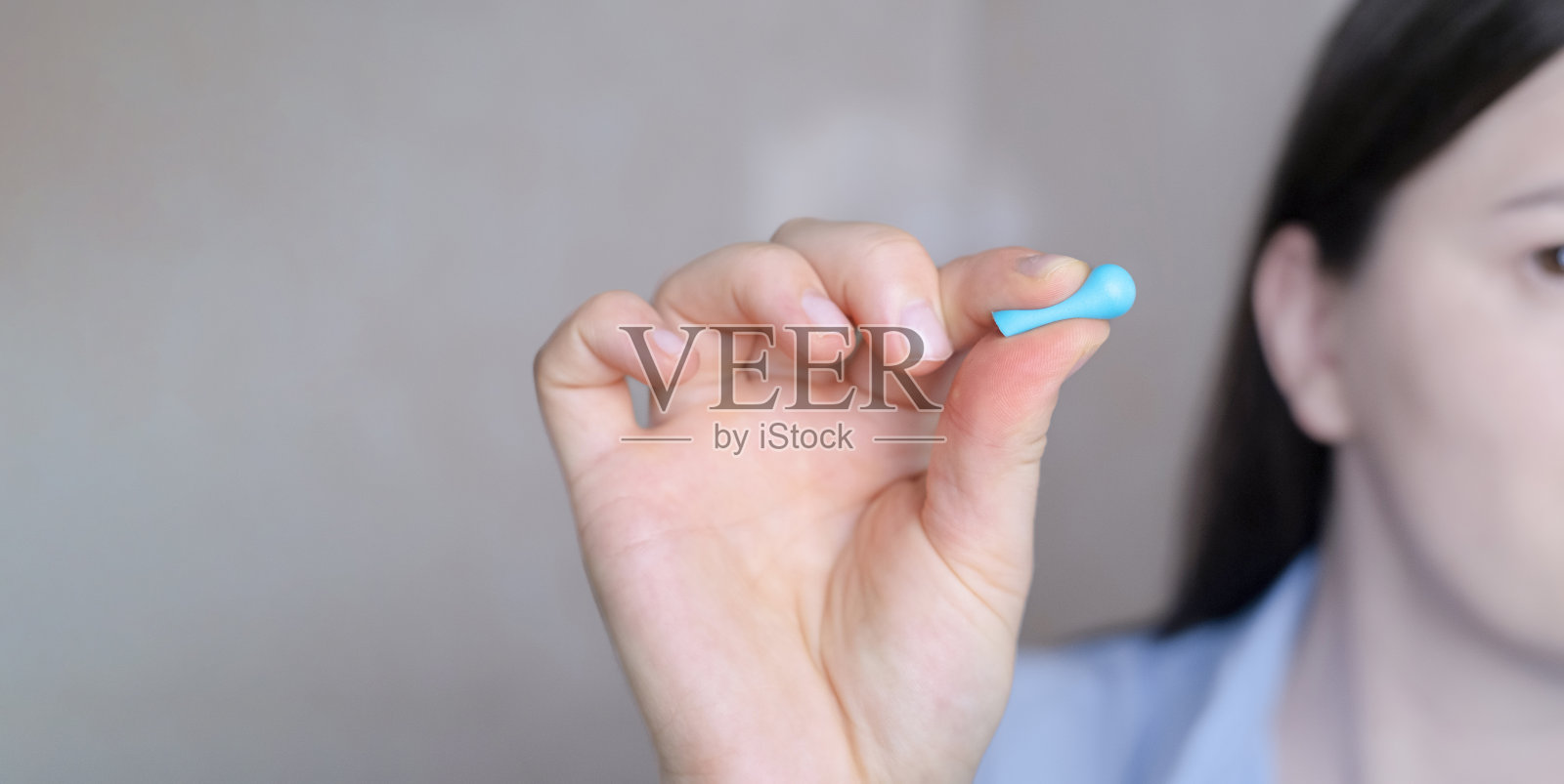 音乐厅或俱乐部用的耳塞，能在降低噪音的同时保持音质，保护听力。照片摄影图片