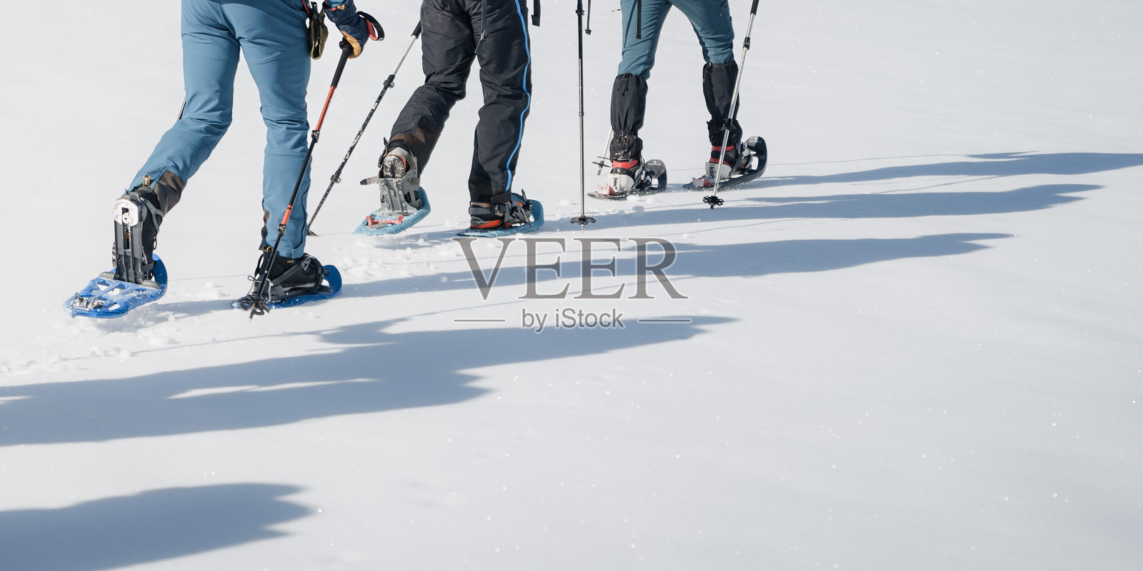 雪鞋行走者在皮科斯德欧洲的雪地中行走的特写镜头照片摄影图片