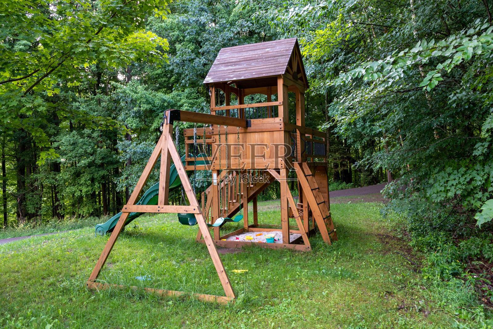 林区中的木制游乐设施照片摄影图片