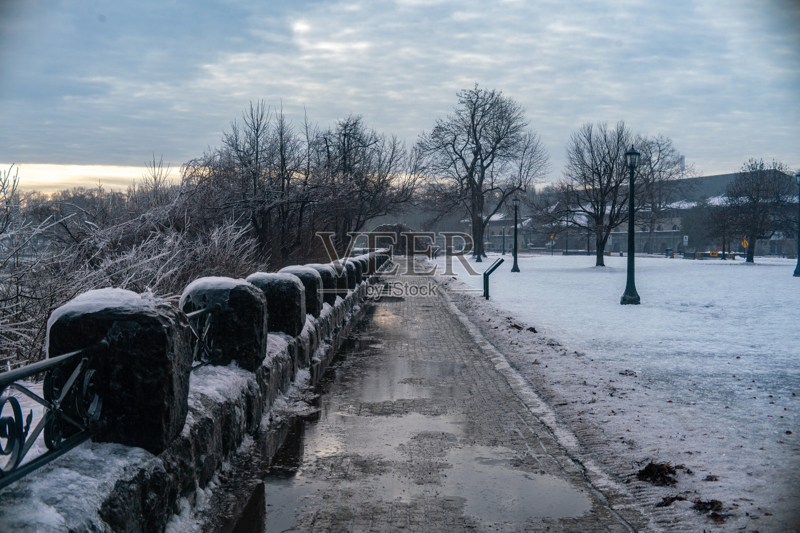 尼亚加拉大瀑布 - 冬季的加拿大瀑布上方的跨加拿大小径照片摄影图片