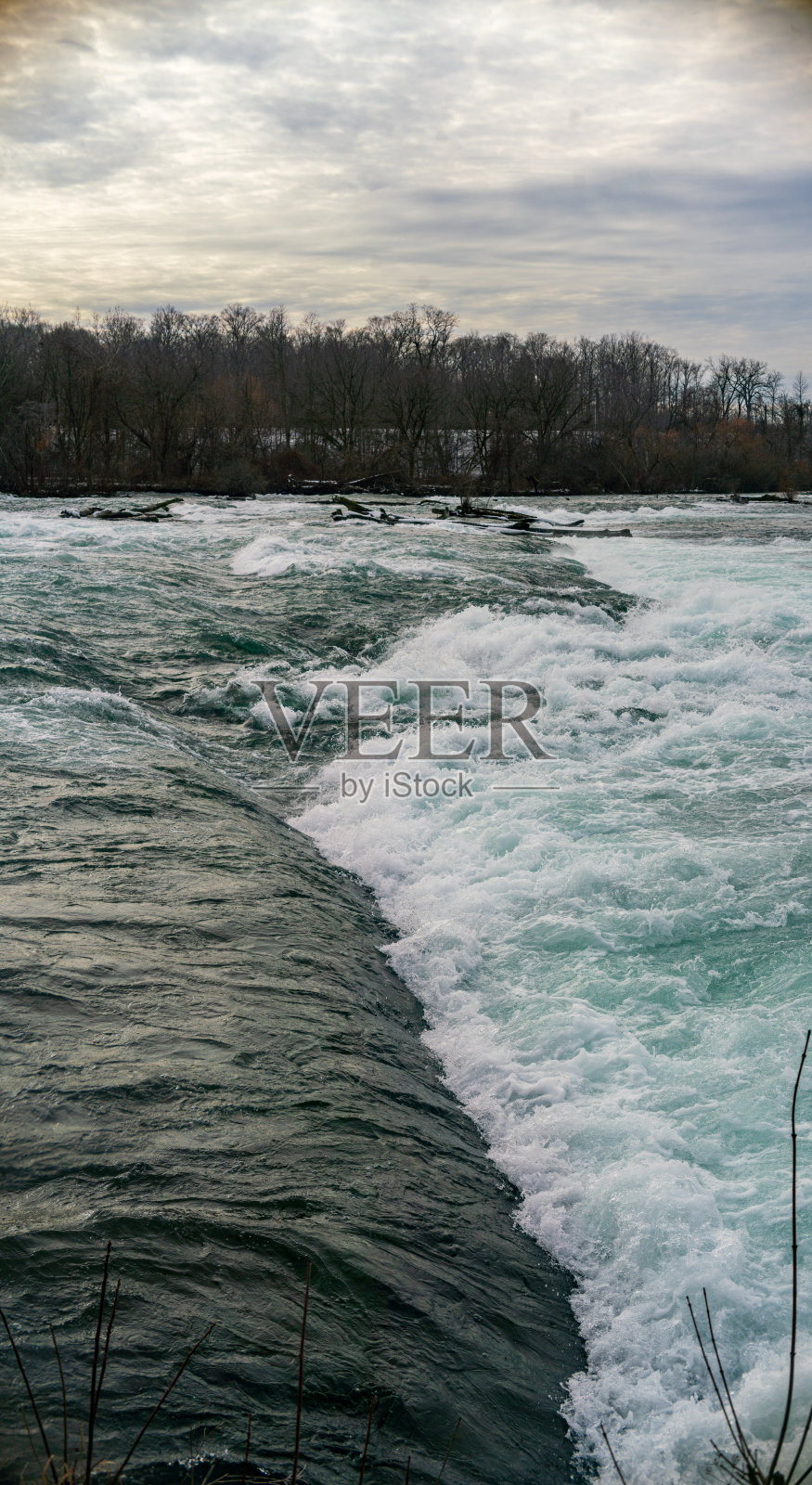 尼亚加拉大瀑布 - 冬季时在尼亚加拉河上方的美国瀑布照片摄影图片
