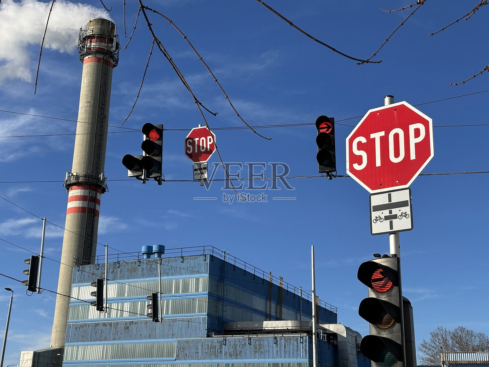 电站前的停车标志和交通信号灯照片摄影图片