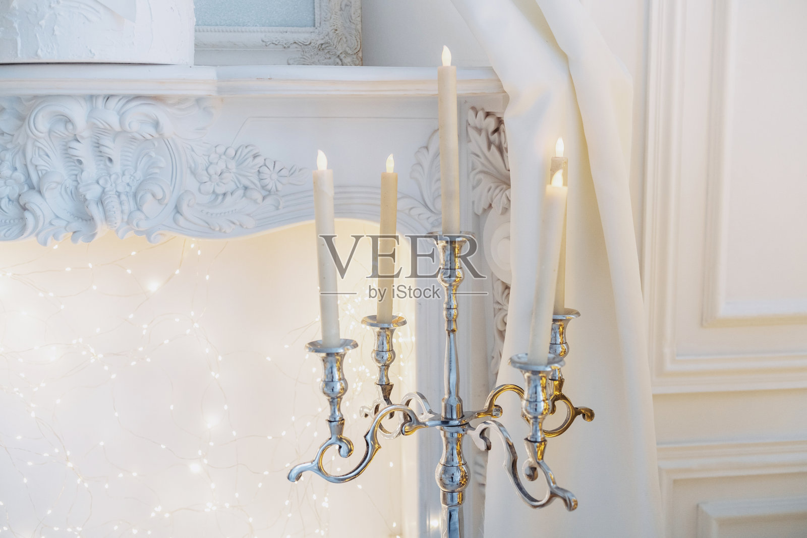 优雅的烛台在闪烁的背景下增添节日的温暖照片摄影图片