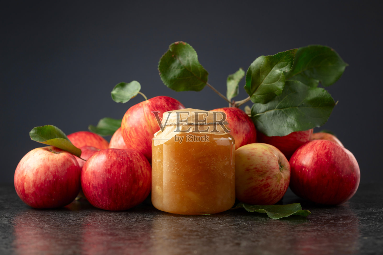 苹果果酱和新鲜红苹果。照片摄影图片