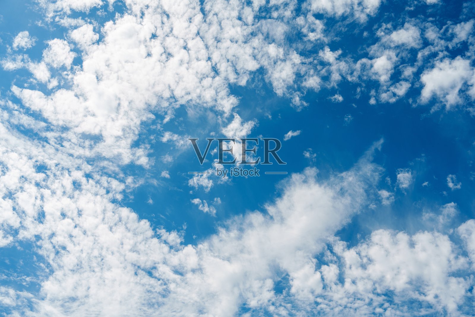 明亮的蓝天和蓬松的白云，适合户外娱乐和放松。照片摄影图片