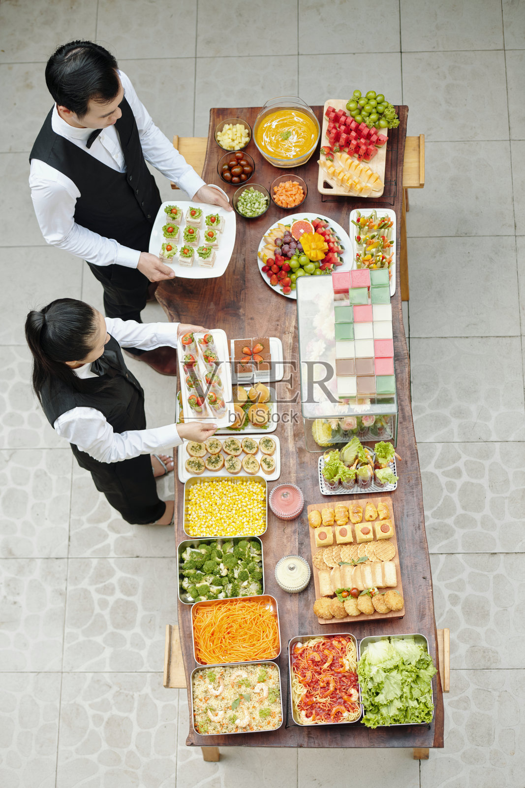 安排色彩缤纷的自助盛宴，提供多种菜肴照片摄影图片