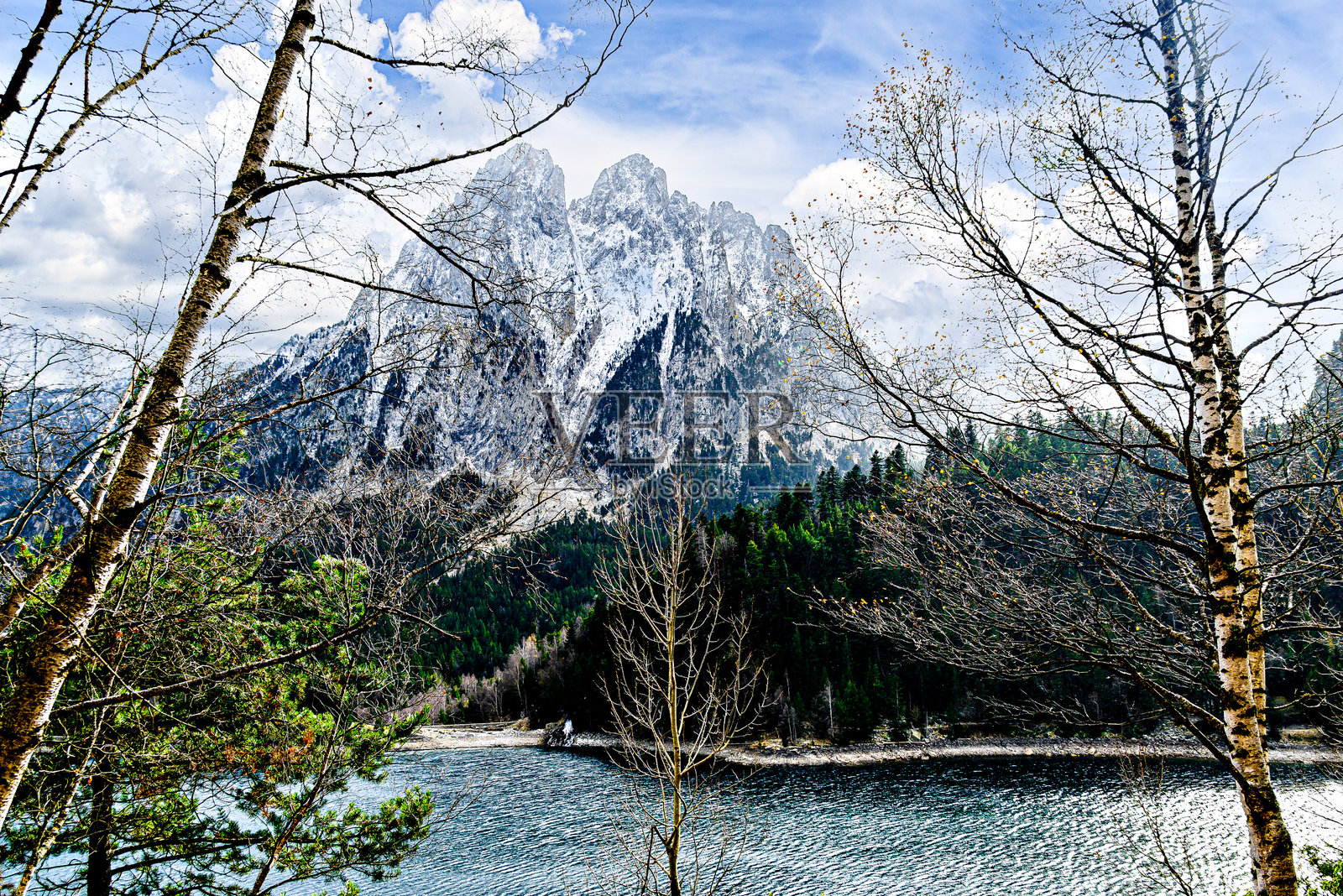 圣毛里奇湖，雪山环绕，位于西班牙加泰罗尼亚省莱里达的艾古斯托尔特斯国家公园。照片摄影图片