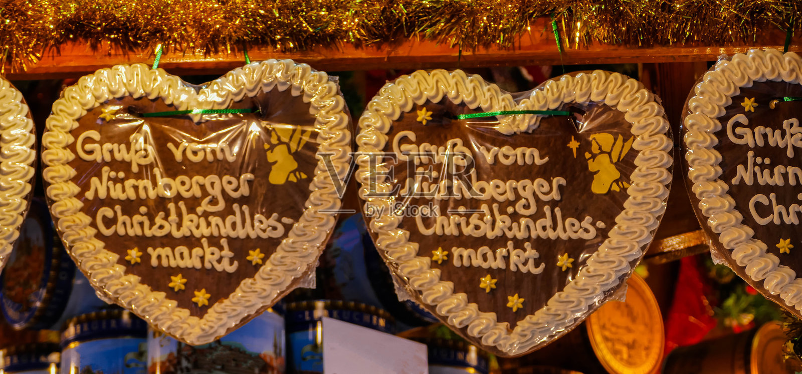 姜饼心形饼干排，来自纽伦堡圣诞市场的问候“Gruss vom Christkindlesmarkt”照片摄影图片