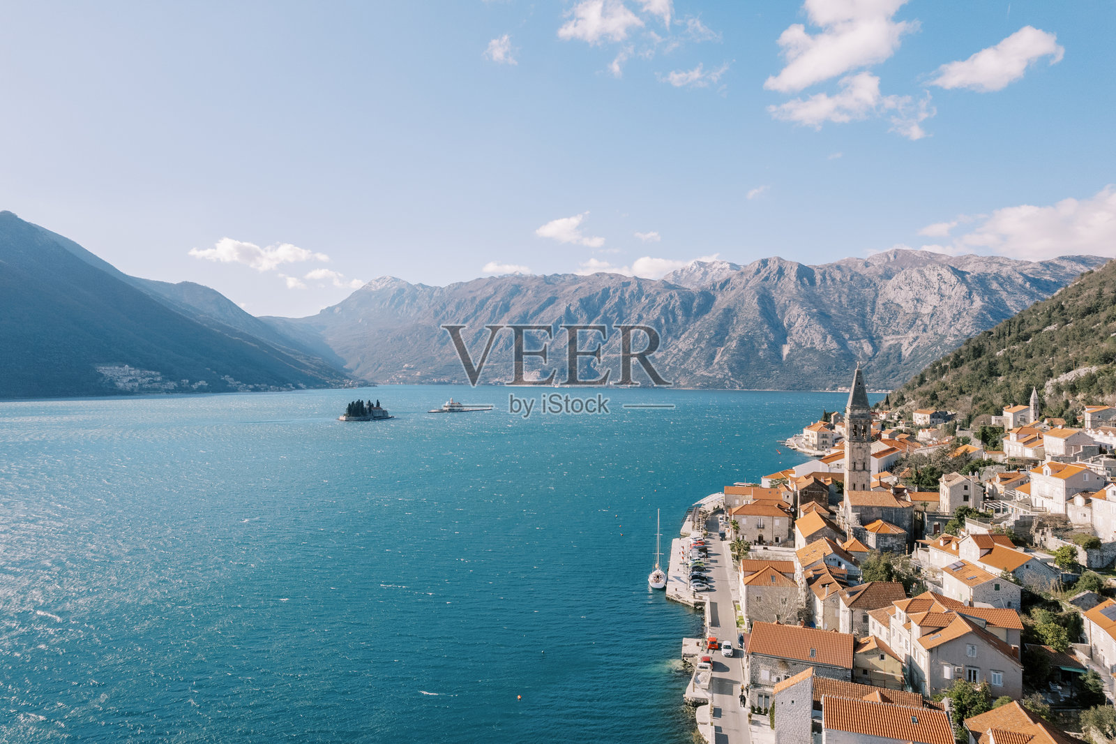 科托尔湾的岛屿，位于佩拉斯特海岸对面，背景是圣尼古拉教堂的钟楼。黑山。无人机拍摄。照片摄影图片