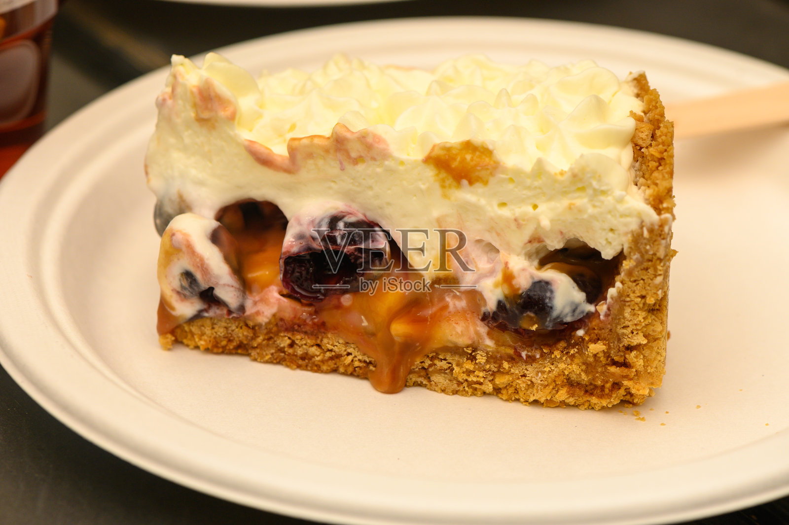 在阳光明媚的户外聚会上，与朋友们一起享受美味的浆果甜点。照片摄影图片