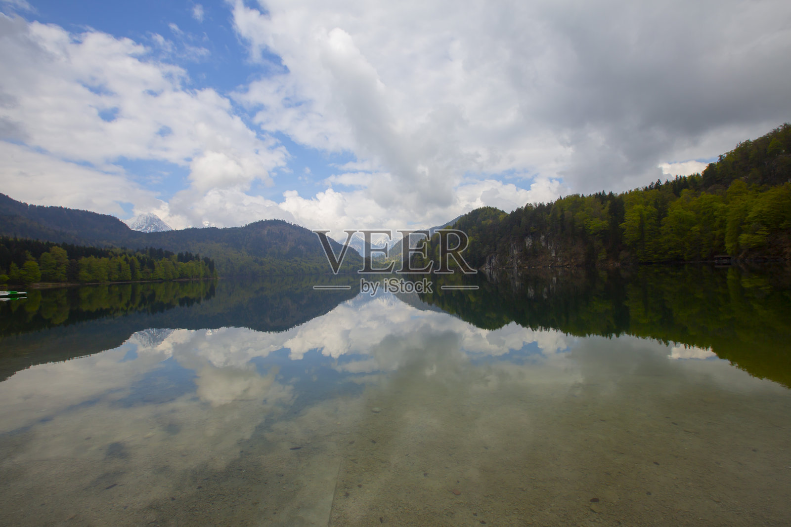 德国巴伐利亚州奥斯塔尔高地区的阿尔普湖照片摄影图片