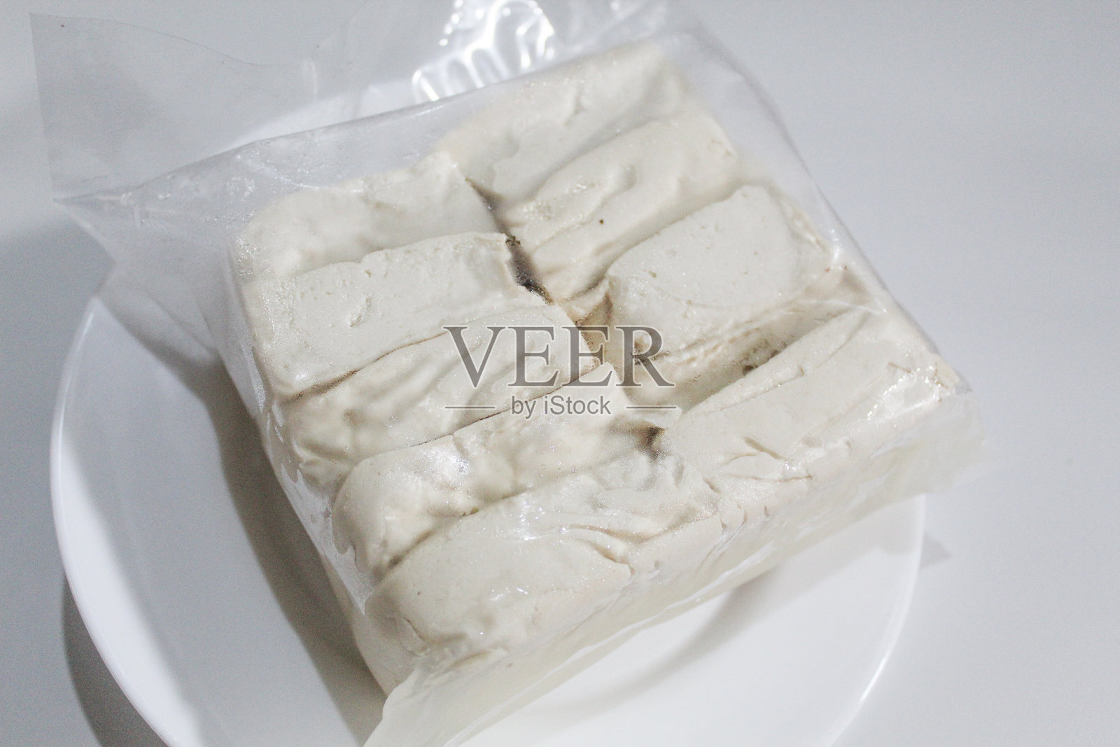 一包未煮的丝滑豆腐，孤立在白色背景上照片摄影图片