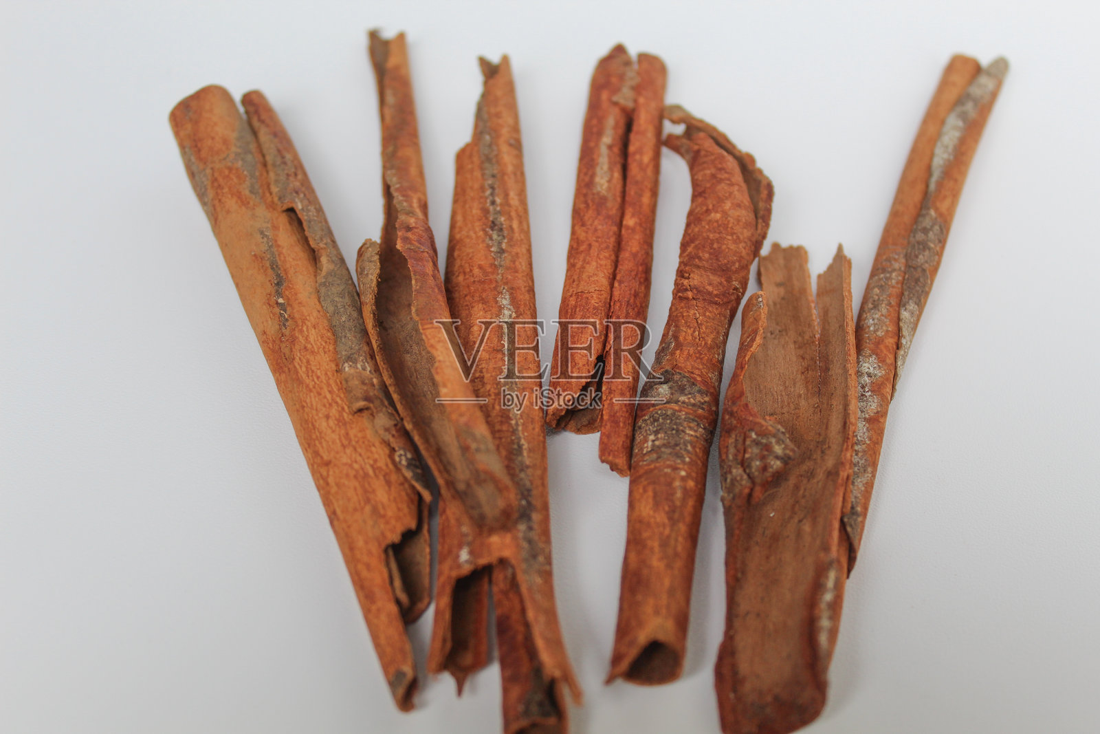 干桂皮棒。背景为白色。照片摄影图片
