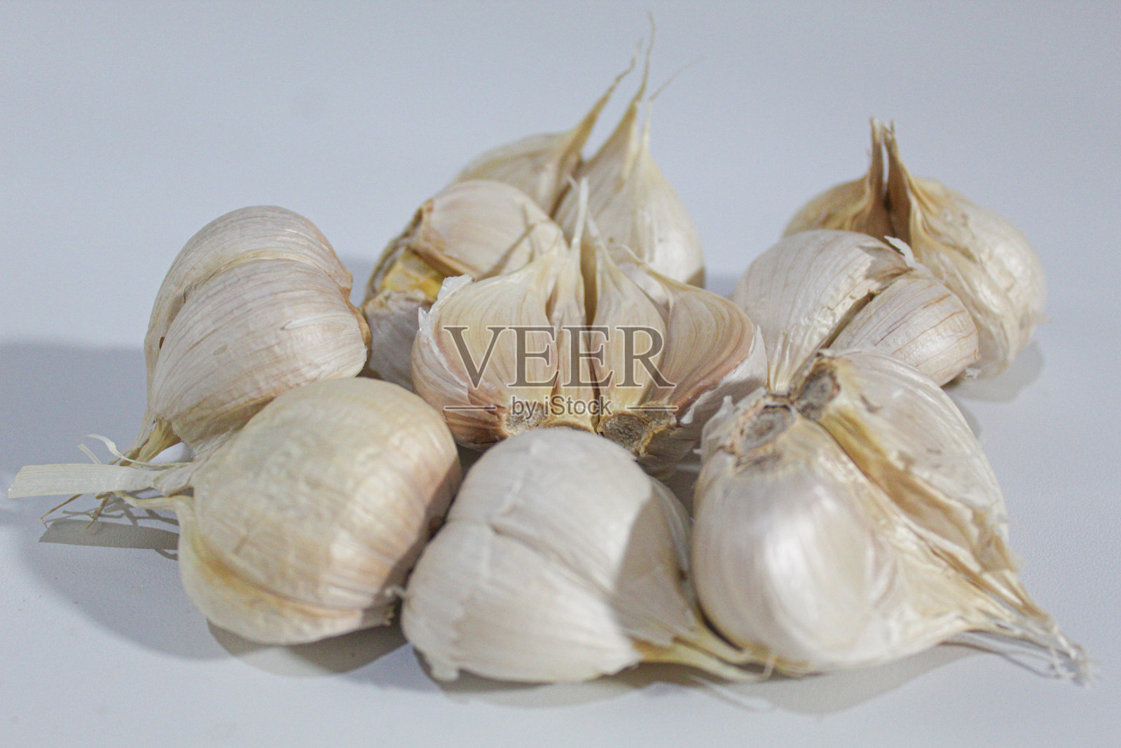 整颗大蒜头，白色背景，未剥皮，未烹饪照片摄影图片