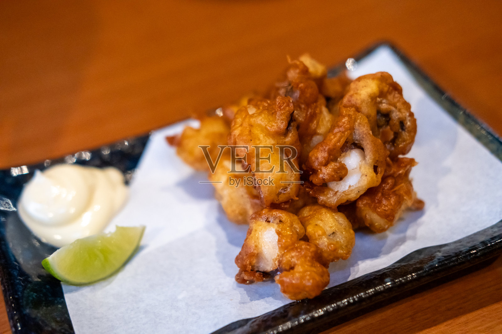 炸鱿鱼配美乃滋，日式料理照片摄影图片