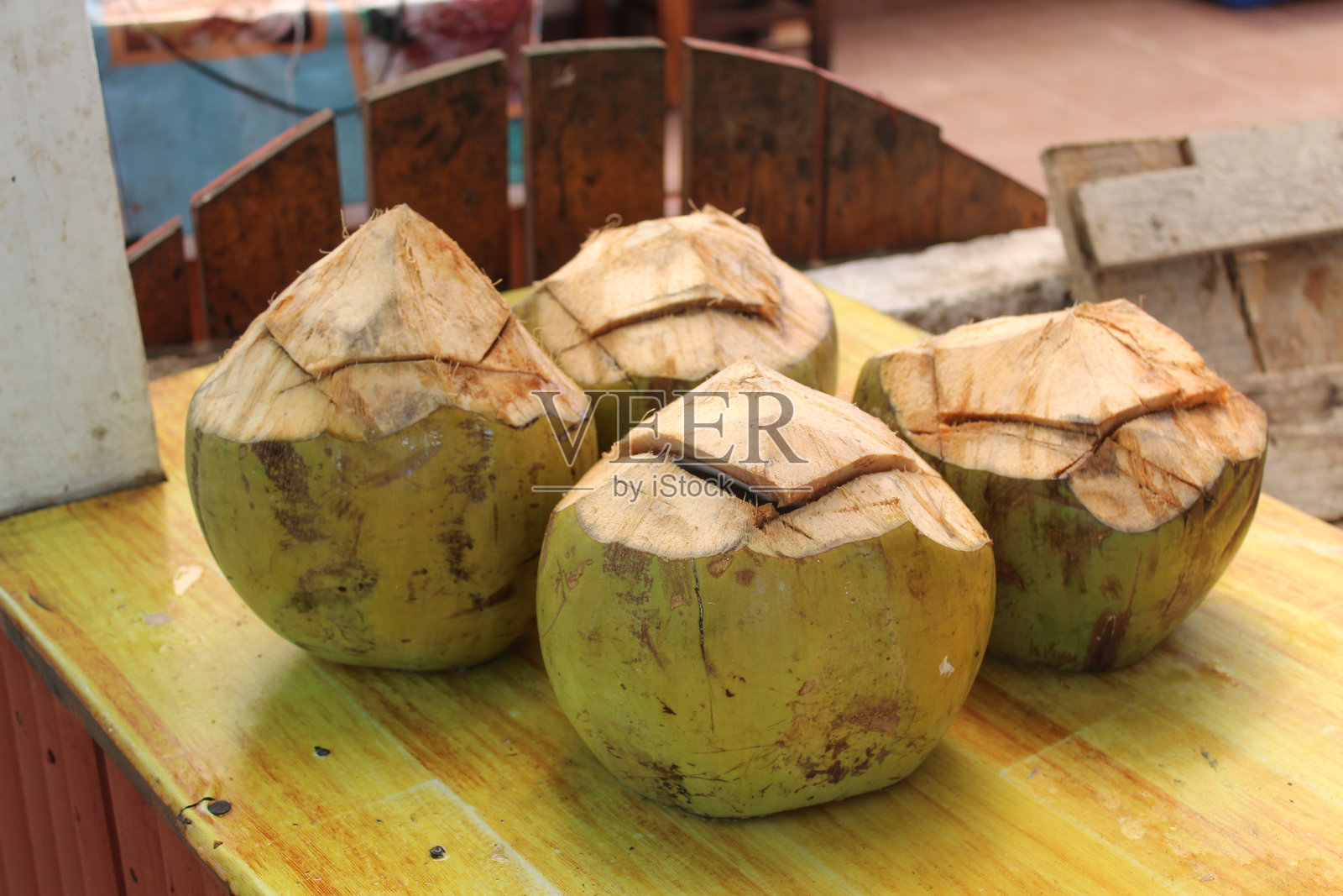 绿色椰子出售，作为饮品照片摄影图片