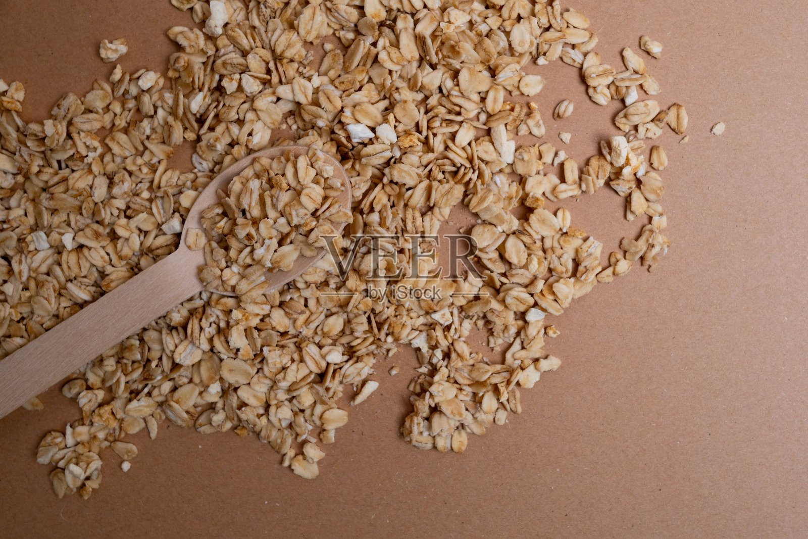 一堆干燕麦片。健康饮食的概念。美味的早餐。谷物。照片摄影图片