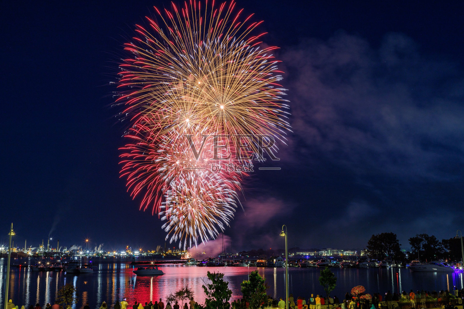 城市滨水区上空绚丽的烟花照片摄影图片