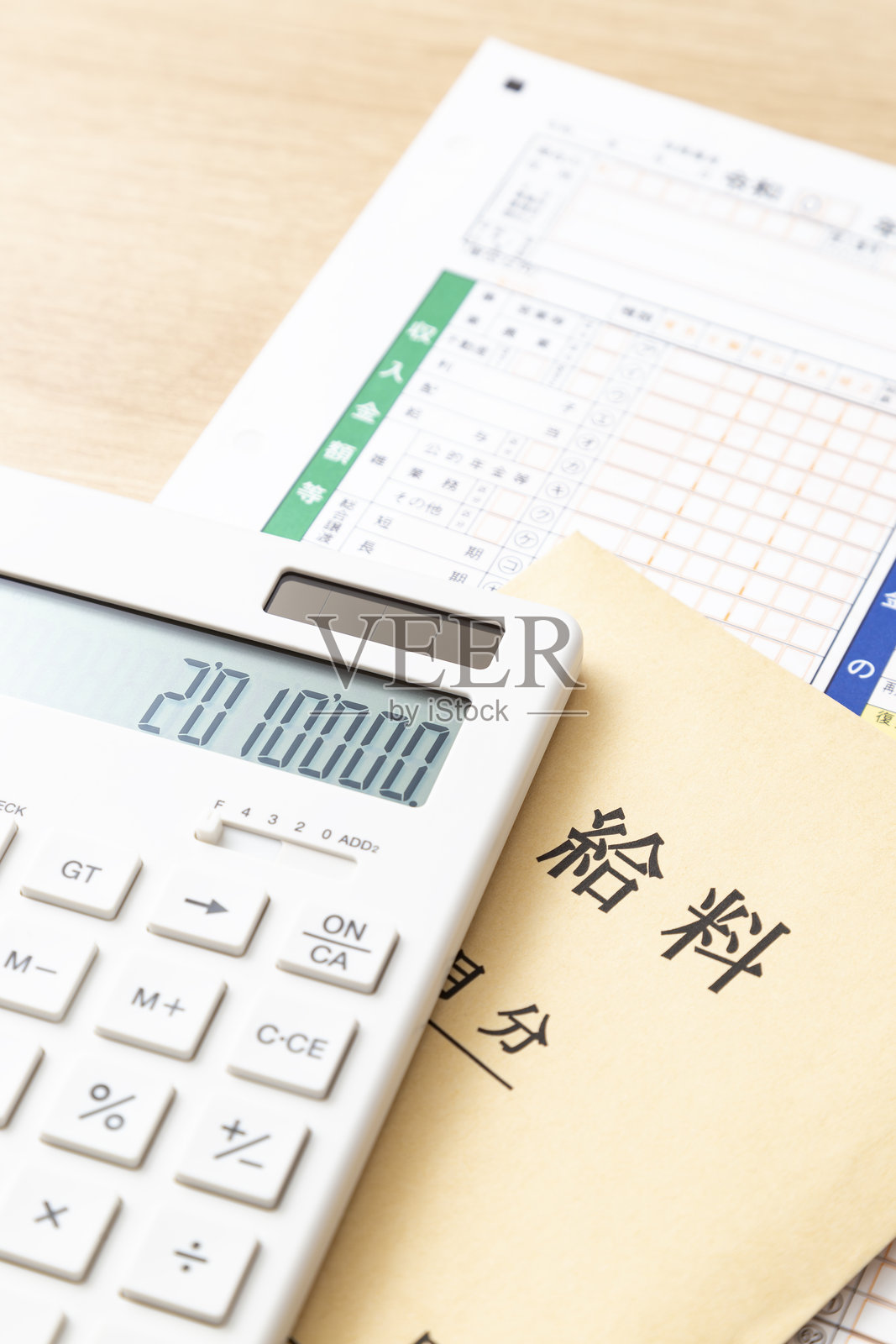 桌子上的税务申报文件和计算器。照片摄影图片