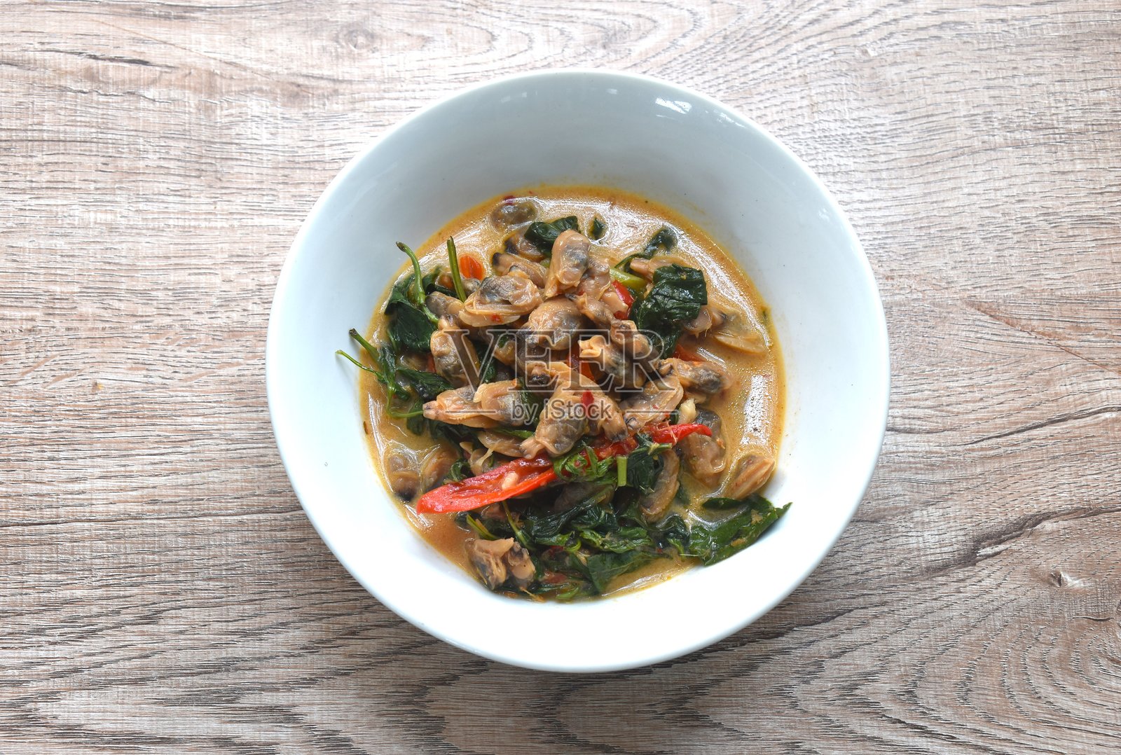 香辣罗勒咖喱椰奶汤煮蛤蜊照片摄影图片