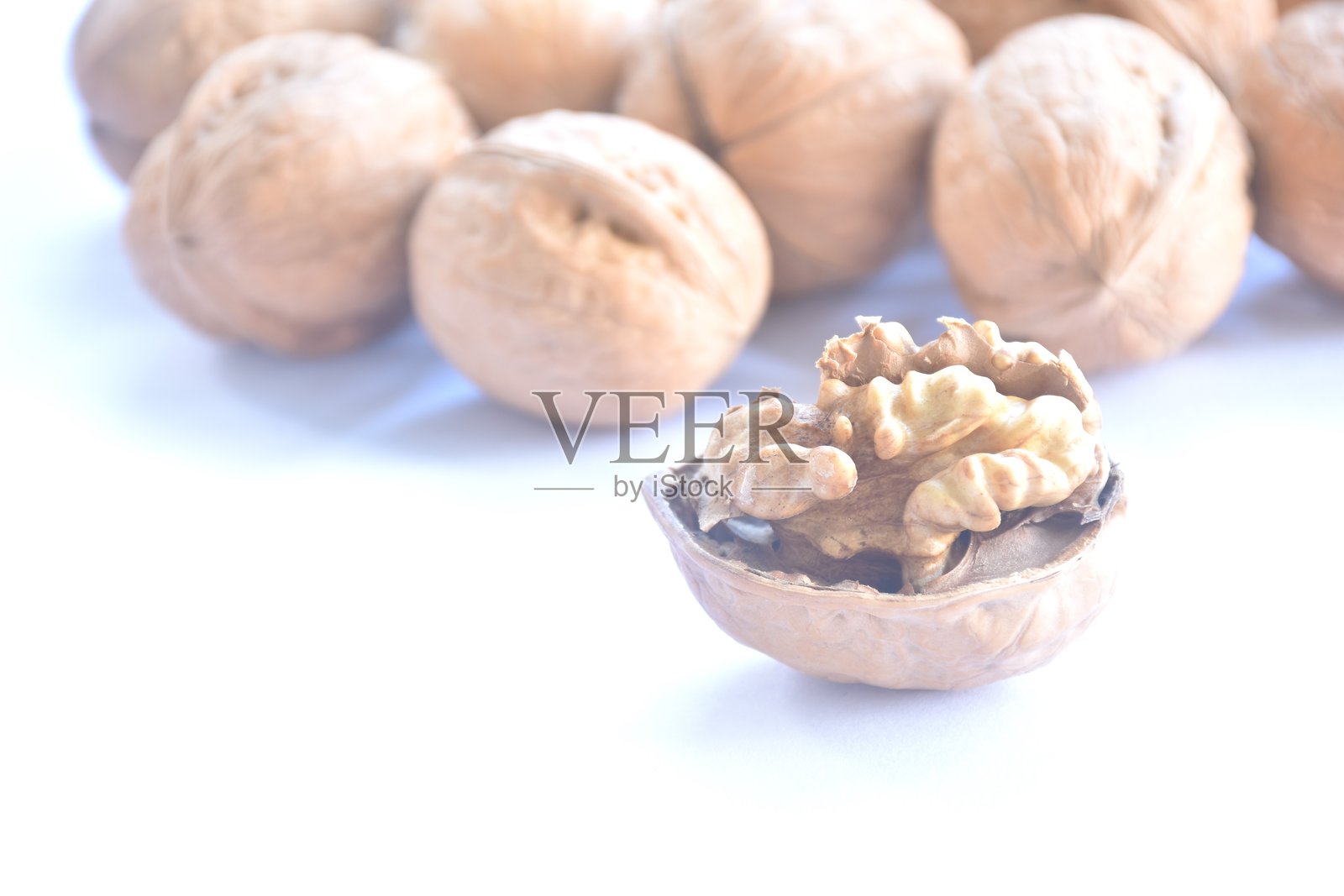 烤制的脆皮核桃剥离，孤立在白色背景上照片摄影图片