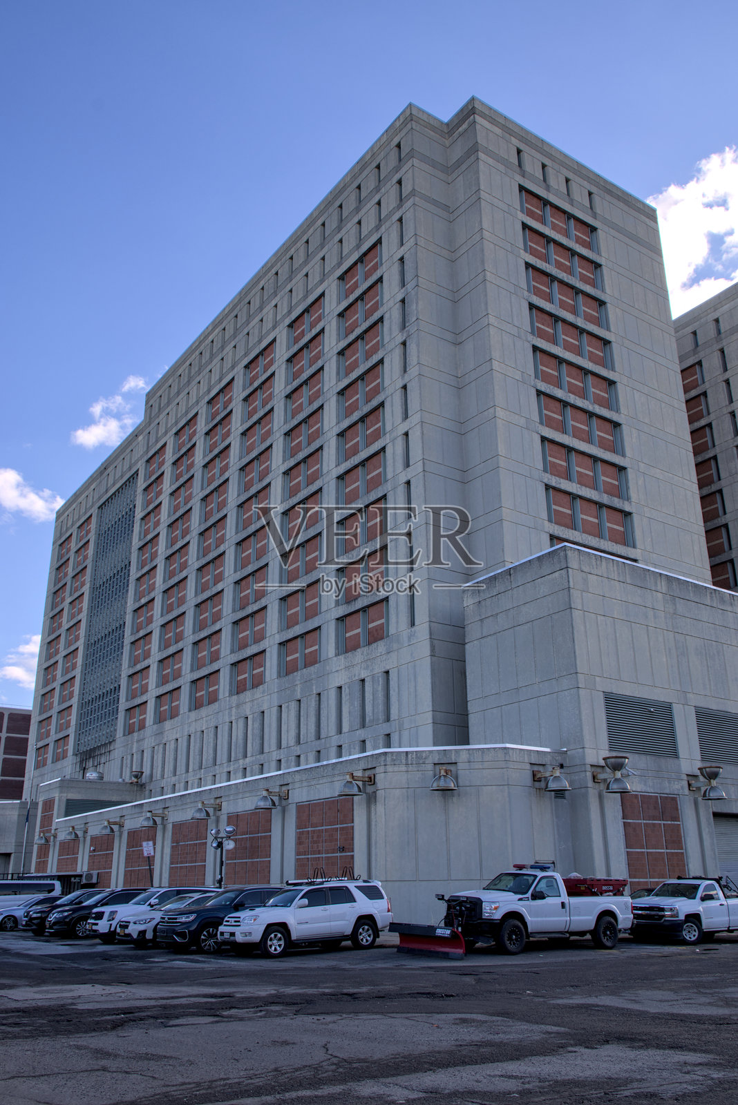 都市拘留设施（位于纽约布鲁克林日落公园工业城的监狱建筑）著名罪犯因犯罪被控，等待审判的联邦拘留区，红砖封闭的窗户照片摄影图片