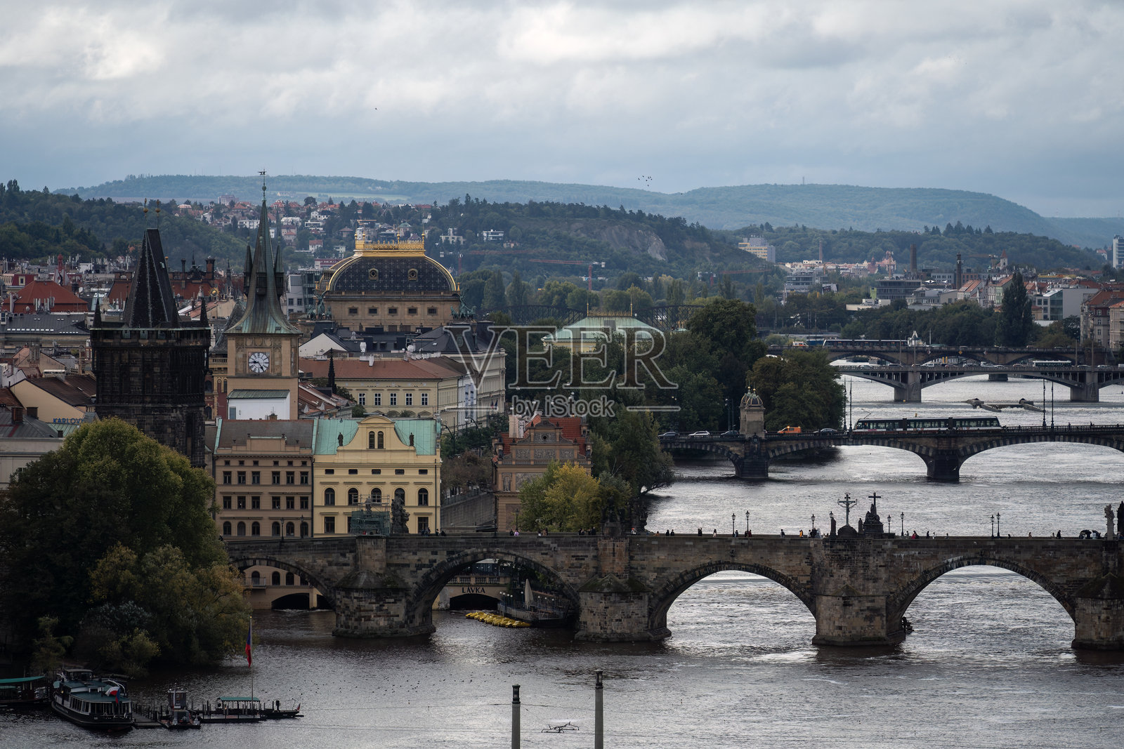 捷克共和国布拉格，历史悠久的桥梁横跨伏尔塔瓦河照片摄影图片