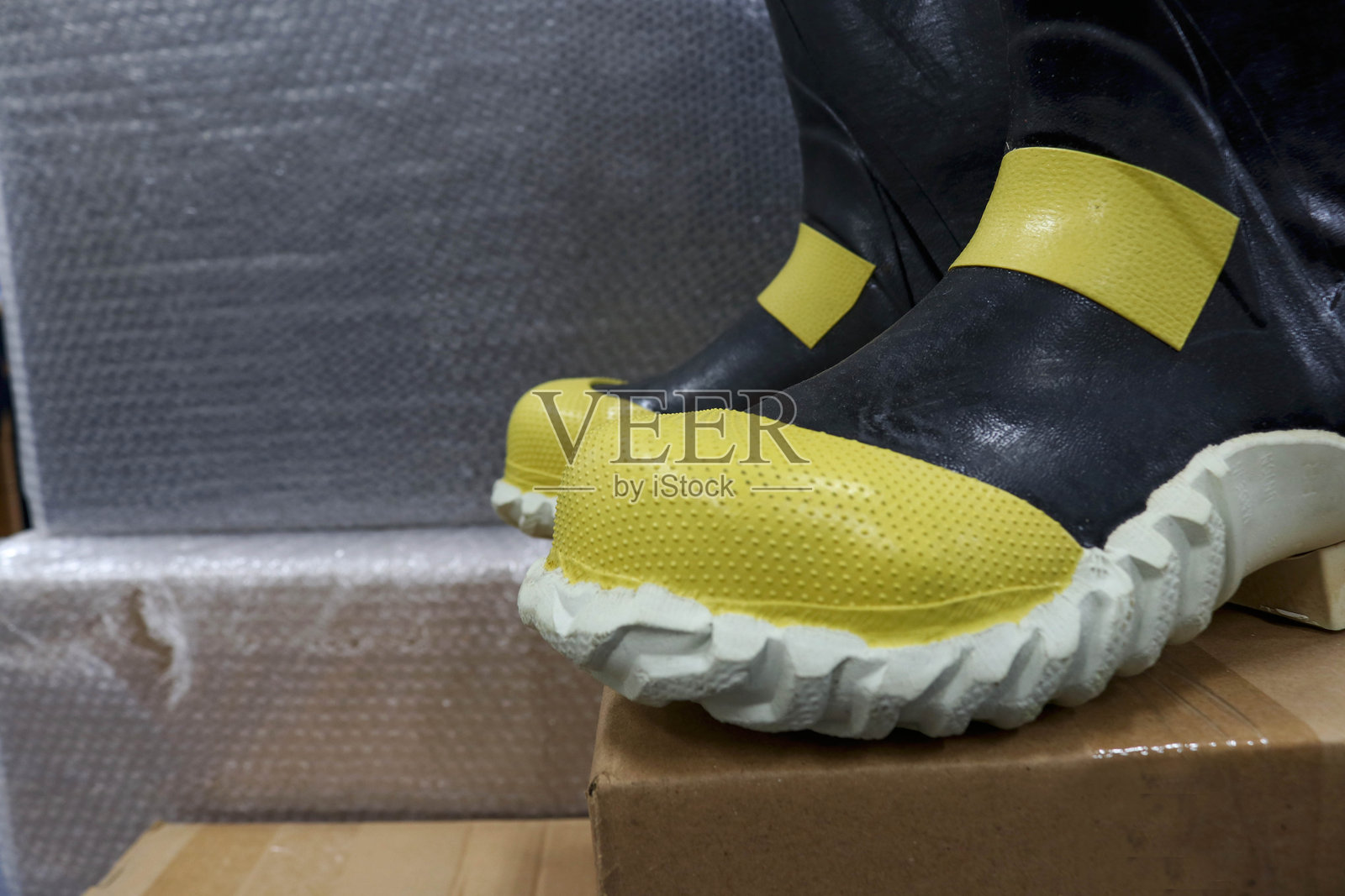 防火耐热靴子的照片，这种安全靴通常由消防员穿着。照片摄影图片