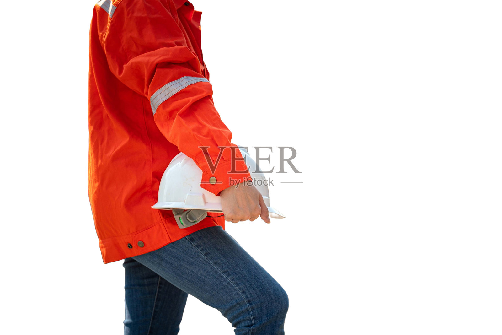 一名建筑工人手持白色安全帽。白色背景上的剪切路径。照片摄影图片