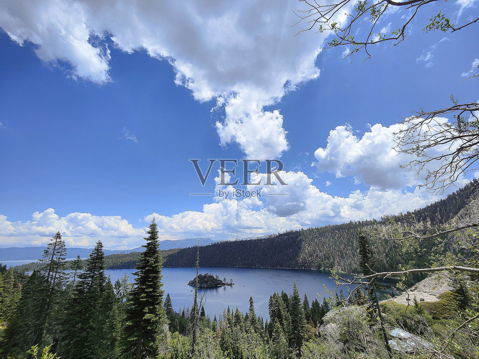 美国南太浩湖的翡翠湾州立公园内一片清澈湛蓝的湖泊。照片摄影图片