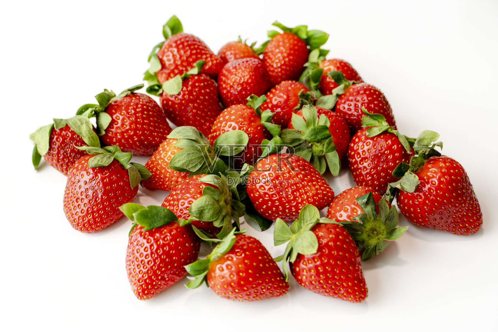 红色成熟的有机草莓在白色背景上。特写。照片摄影图片